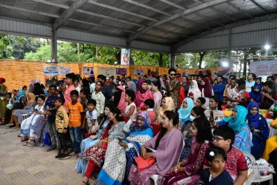 ময়মনসিংহে শরৎ উৎসব ও পণ্য প্রদর্শণী মেলায় আগত দর্শনার্থীদের একাংশ। 