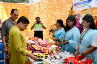 ময়মনসিংহে শরৎ উৎসব ও পণ্য প্রদর্শণী মেলার ভিবিন্ন স্টল পরিদর্শন করেন অতিথিরা। 