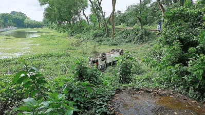 ট্রেন-প্রাইভেটকার সংঘর্ষের ঘটনায় দুমড়েমুচড়ে যাওয়া প্রাইভেটকার। ছবি- ইত্তেফাক