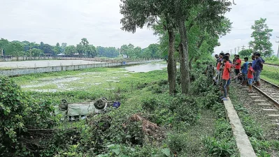 ট্রেন-প্রাইভেটকার সংঘর্ষের ঘটনায় দুমড়েমুচড়ে যাওয়া প্রাইভেটকার। ছবি- ইত্তেফাক