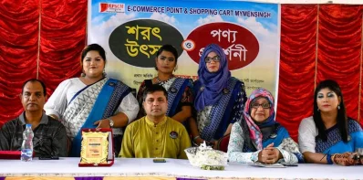ময়মনসিংহে শরৎ উৎসব ও পণ্য প্রদর্শণী মেলায় আগত অতিথিদের সঙ্গে ফোরামের সভাপতি ও কার্যনির্বাহী সদস্যরা। 