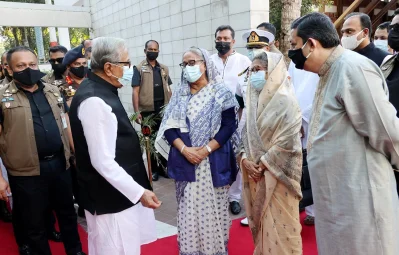 টুঙ্গিপাড়ায় পৌঁছালে প্রধানমন্ত্রী শেখ হাসিনা ও তার বোন বঙ্গবন্ধুর কনিষ্ঠ কন্যা শেখ রেহানা, স্থানীয় গণ্যমান্য ব্যক্তিবর্গ ও প্রশাসনের ঊর্ধ্বতন কর্মকর্তারা রাষ্ট্রপতিকে স্বাগত জানান।