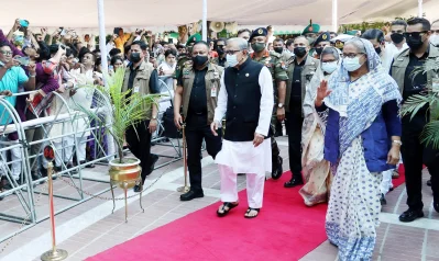 টুঙ্গিপাড়ায় পৌঁছালে প্রধানমন্ত্রী শেখ হাসিনা ও তার বোন বঙ্গবন্ধুর কনিষ্ঠ কন্যা শেখ রেহানা, স্থানীয় গণ্যমান্য ব্যক্তিবর্গ ও প্রশাসনের ঊর্ধ্বতন কর্মকর্তারা রাষ্ট্রপতিকে স্বাগত জানান।