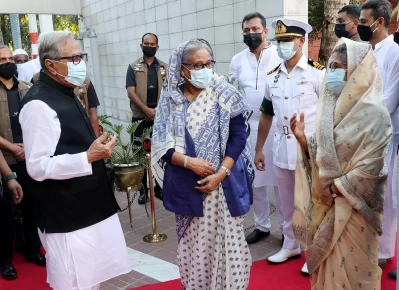 টুঙ্গিপাড়ায় পৌঁছালে প্রধানমন্ত্রী শেখ হাসিনা ও তার বোন বঙ্গবন্ধুর কনিষ্ঠ কন্যা শেখ রেহানা, স্থানীয় গণ্যমান্য ব্যক্তিবর্গ ও প্রশাসনের ঊর্ধ্বতন কর্মকর্তারা রাষ্ট্রপতিকে স্বাগত জানান।