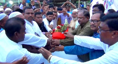 বিএনপির ৫ শতাধিক নেতাকর্মী জাতীয় পার্টিতে যোগদানকালে ফুলেল শুভেচ্ছা দেওয়া হয়। ছবি- ইত্তেফাক