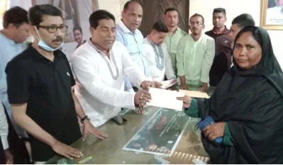 অসচ্ছল পরিবারের মাঝে প্রধানমন্ত্রী শেখ হাসিনার তহবিল চেক বিতরণকালে শরীয়তপুর-১ আসনের সংসদ সদস্য ও বাংলাদেশ আওয়ামী লীগের কেন্দ্রীয় কমিটির সদস্য মো. ইকবাল হোসেন অপু