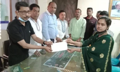 অসচ্ছল পরিবারের মাঝে প্রধানমন্ত্রী শেখ হাসিনার তহবিল চেক বিতরণকালে শরীয়তপুর-১ আসনের সংসদ সদস্য ও বাংলাদেশ আওয়ামী লীগের কেন্দ্রীয় কমিটির সদস্য মো. ইকবাল হোসেন অপু