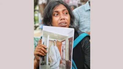 মায়ের ছবি হাতে মরিয়ম মান্নান। ছবি: সংগৃহীত