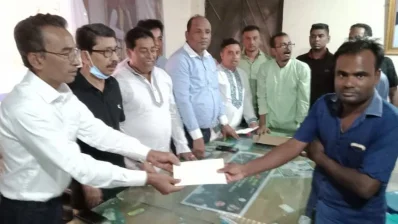 অসচ্ছল পরিবারের মাঝে প্রধানমন্ত্রী শেখ হাসিনার তহবিল চেক বিতরণকালে শরীয়তপুর-১ আসনের সংসদ সদস্য ও বাংলাদেশ আওয়ামী লীগের কেন্দ্রীয় কমিটির সদস্য মো. ইকবাল হোসেন অপু