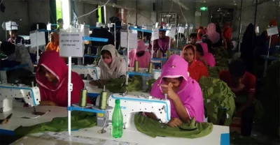 কারখানায় বিদ্যুৎ না থাকায় অলস সময় পার করছেন কর্মীরা। 