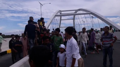 উদ্বোধনের পর কালনা সেতু দিয়ে পায়ে হেঁটে পার হতে মানুষের ঢল নামে