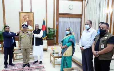 প্রধানমন্ত্রী শেখ হাসিনার উপস্থিতিতে গণভবনে নতুন আইজিপিকে র&zwnj;্যাঙ্ক ব্যাজ পরিয়ে দেন স্বরাষ্ট্রমন্ত্রী ও জননিরাপত্তা বিভাগের সিনিয়র সচিব।ছবি- ফোকাস বাংলা
