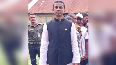 ভোট দিতে লাইনে দাঁড়ান নৌকার প্রার্থী মাহমুদুল হাসান রিপন। ছবি: সংগৃহীত
