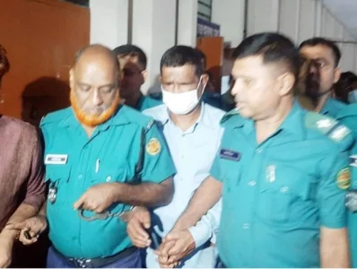 আদালতে পুলিশি পাহারায় নেওয়া হচ্ছে সেলিম চেয়ারম্যানকে। ছবি- সংগৃহীত