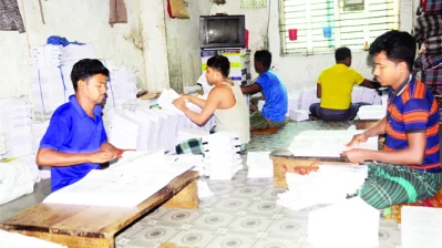 বই বাধানোর কাজ করছেন শ্রমিকরা&nbsp;
