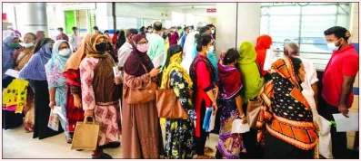 ১০ টাকার টিকিট কেটে চিকিৎসাসেবা নিতে লাইনে দাঁড়িয়েছেন নারীরা। জাতীয় চক্ষু বিজ্ঞান ইনস্টিটিউট ও হাসপাতাল থেকে তোলা ছবি- ইত্তেফাক