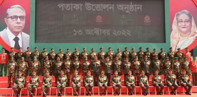 সেনাবাহিনী প্রধান জেনারেল এস এম শফিউদ্দিন আহমেদ বৃহস্পতিবার (১৩ অক্টোবর) সদর দপ্তর ৭১ মেকানাইজড ব্রিগেড, ১৫ ই বেঙ্গল (মেকানাইজড), ৪০ ই বেঙ্গল (মেকানাইজড), ৯ বীর (মেকানাইজড) এবং ১১ বীর (মেকানাইজড) এর পতাকা উত্তোলন অনুষ্ঠানে ফোটোসেশনে অংশগ্রহণ করেন। ছবি- আইএসপিআর