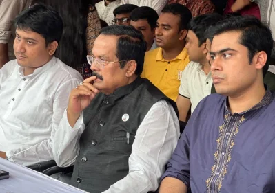 আওয়ামী লীগের সভাপতিমন্ডলীর সদস্য ও সাবেক প্রতিমন্ত্রী অ্যাডভোকেট জাহাঙ্গীর কবির নানকের সঙ্গে ছাত্রলীগের কেন্দ্রীয় সভাপতি-সাধারণ সম্পাদক। ছবি- ইত্তেফাক