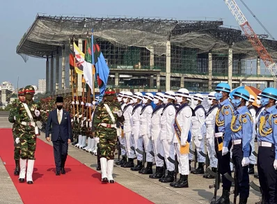 হজরত শাহজালাল আন্তর্জাতিকত বিমানবন্দরে হাসানাল বলকিয়াহকে গার্ড অব অনার দেওয়া হয়। ছবি: ফোকাস বাংলা