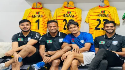 বাংলাদেশ জাতীয় ফুটবল দলের তিন গোলকিপারের সঙ্গে বিপ্লব ভট্টাচার্য