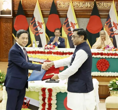 মো. আমিন লিউ বিন আবদুল্লাহ নসরুল হামিদ ও নসরুল হামিদ। ছবি: ফোকাস বাংলা