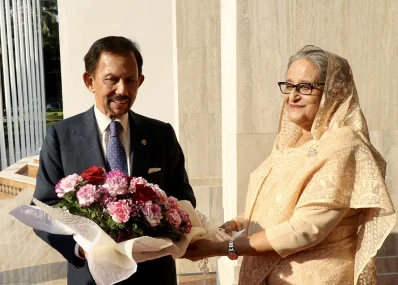 সফররত ব্রুনাই দারুসসালামের সুলতান হাসানাল বলকিয়াহর রোববার (১৬ অক্টোবর) বিকেল পৌনে ৪টায় প্রধানমন্ত্রীর কার্যালয়ে পৌঁছালে টাইগার গেটে তাকে উষ্ণ অভ্যর্থনা জানান প্রধানমন্ত্রী শেখ হাসিনা। ছবি- ফোকাস বাংলা