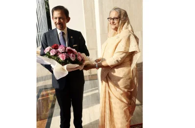সফররত ব্রুনাই দারুসসালামের সুলতান হাসানাল বলকিয়াহর রোববার (১৬ অক্টোবর) বিকেল পৌনে ৪টায় প্রধানমন্ত্রীর কার্যালয়ে পৌঁছালে টাইগার গেটে তাকে উষ্ণ অভ্যর্থনা জানান প্রধানমন্ত্রী শেখ হাসিনা। ছবি- ফোকাস বাংলা