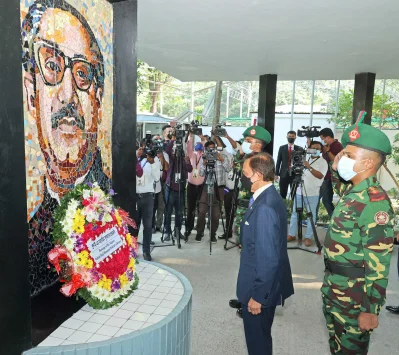 বঙ্গবন্ধুর প্রতিকৃতিতে ব্রুনাই সুলতানের শ্রদ্ধা। ছবি: ফোকাস বাংলা