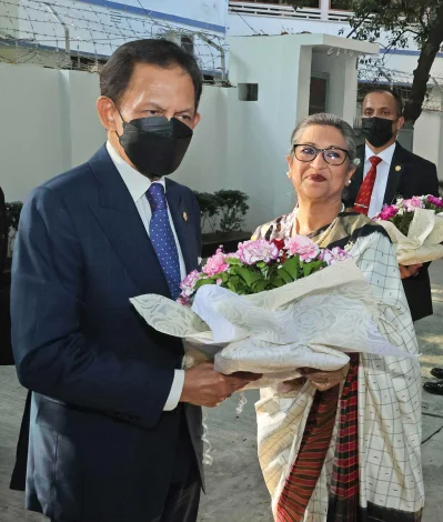 সুলতান জাদুঘরে পৌঁছালে বঙ্গবন্ধুর ছোট মেয়ে শেখ রেহানা তাকে স্বাগত জানান। ছবি: ফোকাস বাংলা