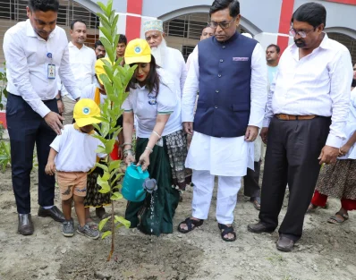 কেরানীগঞ্জস্থ চুনকুটিয়া বালিকা উচ্চ বিদ্যালয় ও কলেজে বৃক্ষ রোপণ করেন সীমা হামিদ