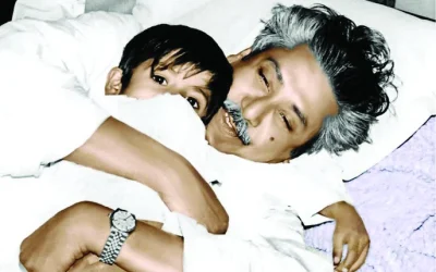  জাতির পিতা বঙ্গবন্ধু শেখ মুজিবুর রহমানের সঙ্গে তার কনিষ্ঠ পুত্র শেখ রাসেল।