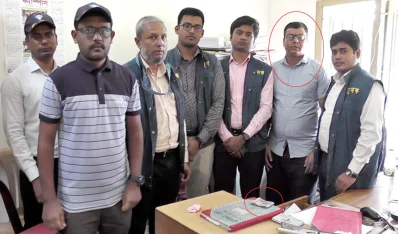 টাকাসহ হাতেনাতে আটক। ছবি: ইত্তেফাক&nbsp;