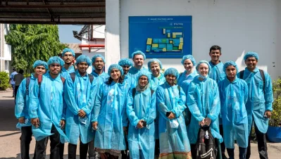 শিক্ষার্থীদের একটি গ্রুপ পাবনায় অবস্থিত স্কয়ার টয়লেট্রিজের কারখানাটি পরিদর্শন করে।
