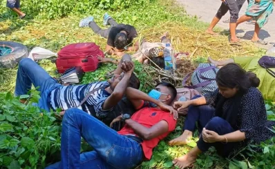 সাজেকে চাঁদের গাড়ি উল্টে গিয়ে আহত পর্যটক। ছবি- ইত্তেফাক 