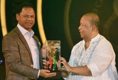 সেনা প্রধানের হাতে শুভেচ্ছা স্মারক তুলে দিচ্ছেন চ্যানেল আই এর কর্তৃপক্ষ। 
