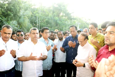 ইকড়ি ইউনিয়ন-ভগিরথপুর সংযোগের পিসি গার্ডার ব্রিজেল উদ্বোধন শেষে দোয়া মোনাজাত। ছবি: ইত্তেফাক