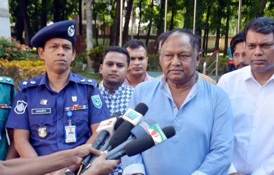 রংপুরে শুক্রবার সকালে রংপুরে দু&rsquo;দিনের সফরে এসে রংপুর সার্কিট হাউজে বাণিজ্যমন্ত্রী টিপু মুনশি সাংবাদিকদের কথা বলছেন। ছবি- ইত্তেফাক&nbsp;