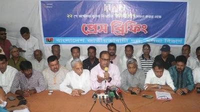 সংবাদ সম্মেলনে বক্তব্য রাখছেন শামসুজ্জামান দুদু। ছবি: ইত্তেফাক