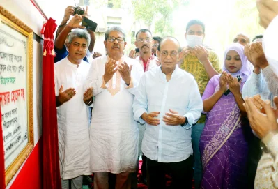 ইন্দুরকানী উপজেলা স্বাস্থ্য কমপ্লেক্সের অন্তঃবিভাগ ও আর.ও প্লান্ট উদ্বোধন শেষে মোনাজাত। ছবি: ইত্তেফাক
