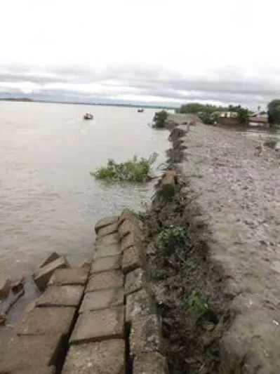 ঝুঁকিপূর্ণ বাঁধ। ছবি: ইত্তেফাক