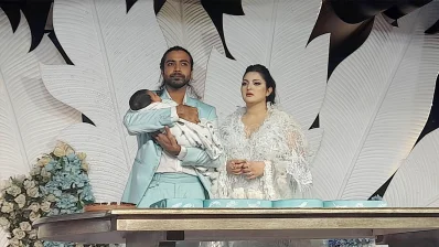স্বামী-সন্তানসহ পরীমণি