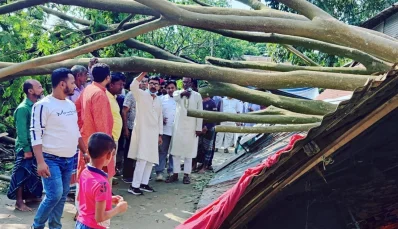 ঘূর্ণিঝড় সিত্রাংয়ে প্রভাবে ক্ষতিগ্রস্ত এলাকা প্রদর্শনকালে শরীয়তপুর- ১ আসনের সংসদ সদস্য ইকবাল হোসেন অপু। ছবি- ইত্তেফাক
