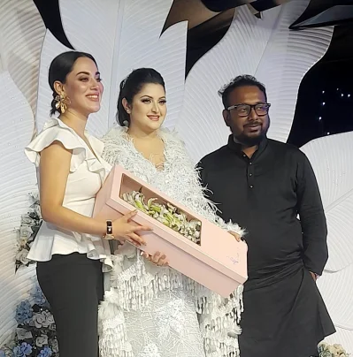 জন্মদিনের উপহার গ্রহণ করছেন পরীমণি
