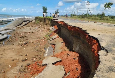 ঘূর্ণিঝড় সিত্রাংয়ের প্রভাবে সমুদ্রে বাড়ন্ত জোয়ারের ঢেউয়ের আঘাতে কক্সবাজার মেরিন ড্রাইভের টেকনাফে দুই অংশে ভাঙ্গন সৃষ্টি হয়েছে।ছবি- ইত্তেফাক