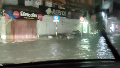 রাজধানীর বিভিন্ন সড়কে প্রায় হাঁটুসমান পানি জমে যায়। ছবি: ইত্তেফাক
