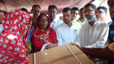 ক্ষতিগ্রস্ত পরিবারগুলোর মাঝে জরুরি ত্রাণ ও আর্থিক সহযোগিতা প্রদানকালে শরীয়তপুর- ১ আসনের সংসদ সদস্য ইকবাল হোসেন অপু ও জাজিরা উপজেলা নির্বাহী কর্মকর্তা মো. কামরুল হাসান সোহেল। ছবি- ইত্তেফাক ছবি- ইত্তেফাক