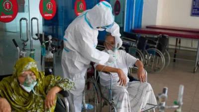 প্রাণঘাতী করোনার প্রথম ঢেউয়ে সেই বিভীষিকাময় দিনগুলোতে জীবনের ঝুঁকি নিয়ে স্বাস্থ্য সেবা দিয়েছেন চারটি হাসপাতালের চিকিৎসক, নার্স ও সংশ্লিষ্ট কর্মকর্তা-কর্মচারীরা। 