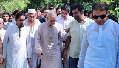 বিএনপির সিনিয়র যুগ্ম-মহাসচিব অ্যাডভোকেট রুহুল কবির রিজভি ও স্থানীয় পর্যায়ের অন্যান্য নেতা কর্মীরা। 