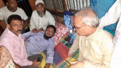 আহত নেতাকর্মীদের বাড়িতে গিয়ে তাদের শারীরিক অবস্থা ও চিকিৎসার খোঁজখবর নেন রুহুল কবির রিজভি।