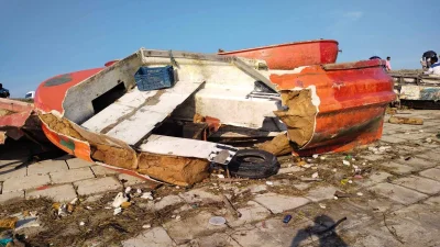ঘূর্ণিঝড় সিত্রাংয়ের কারণে ভেঙ্গে যাওয়া বোট। 